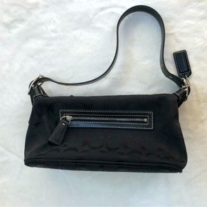Coach clutch, great condition, tag attached and label inside!